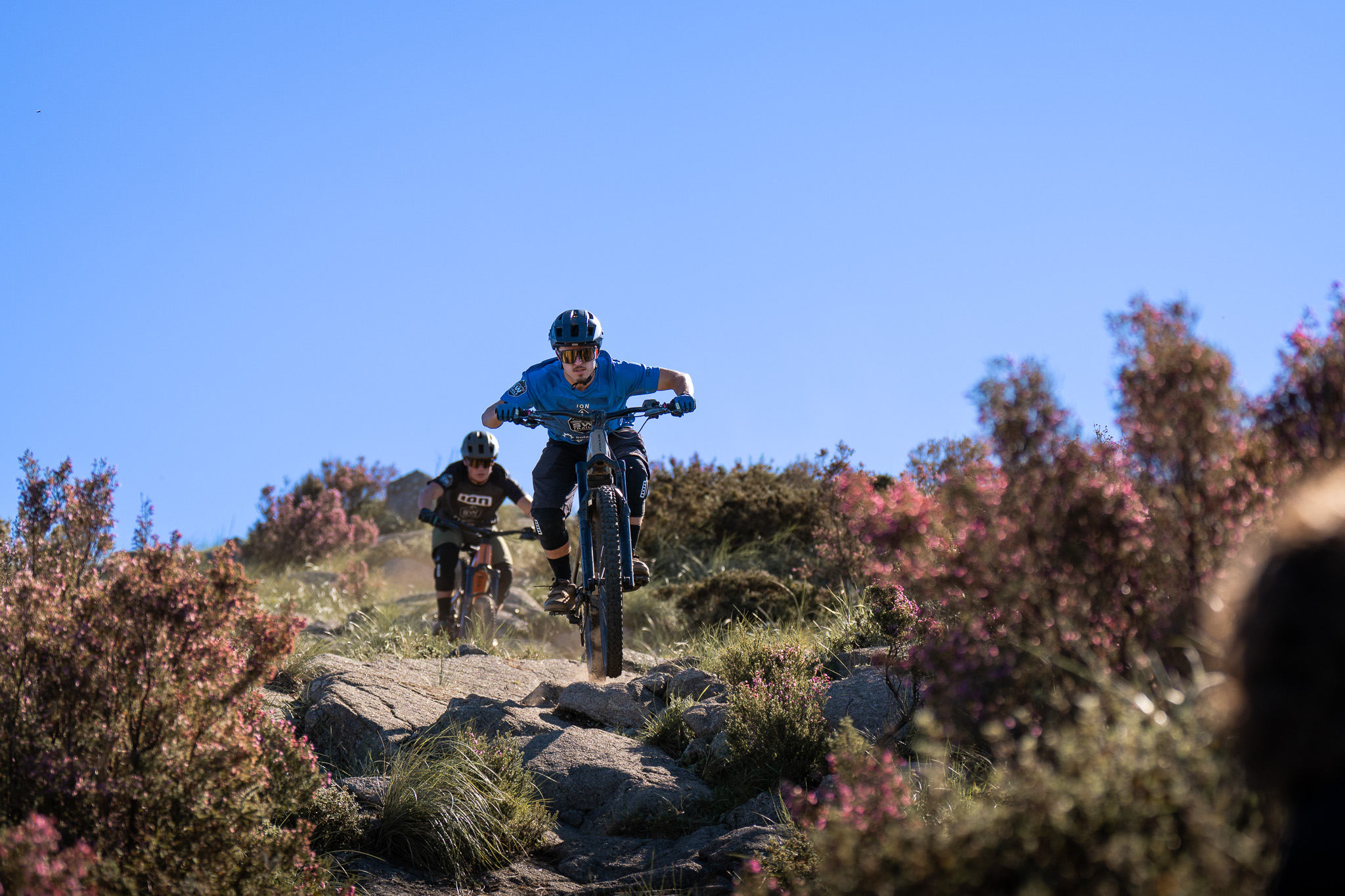 Fast descent through varied mountain terrain